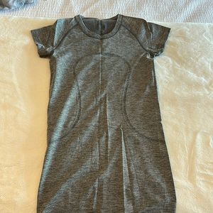 Lululemon swiftly gray T-shirt with drops of sparkle size 4, like new,never worn